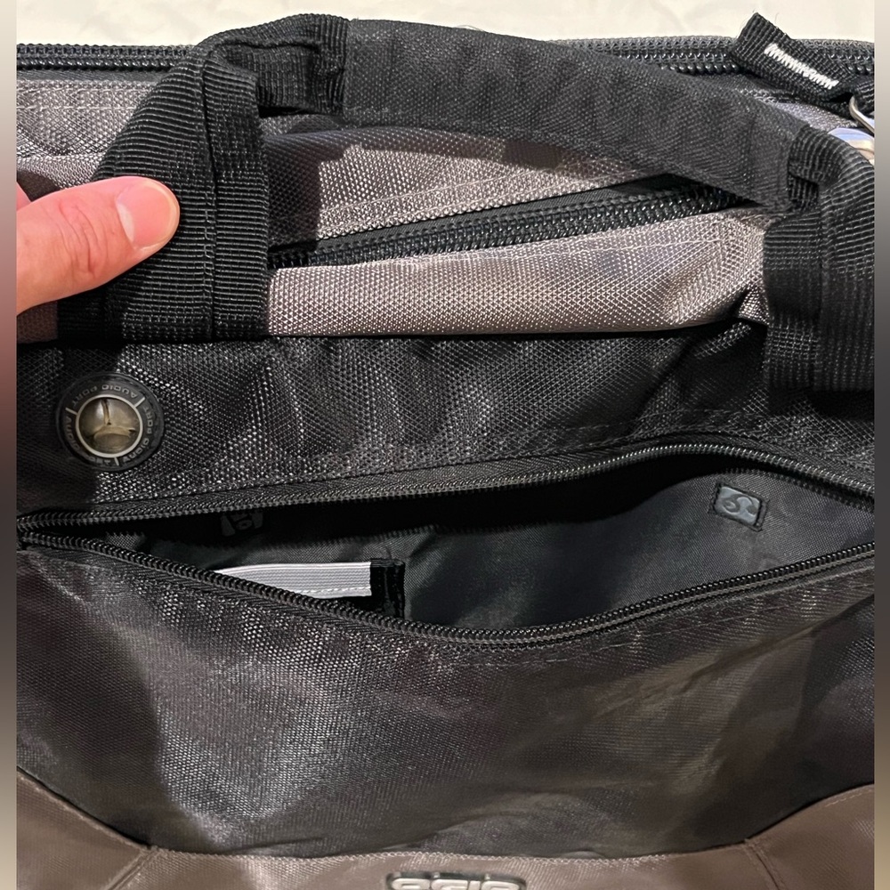 Ogio single shoulder laptop bag - Picture 2 of 14